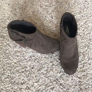 Crown Vintage booties, Brown with olive tint.